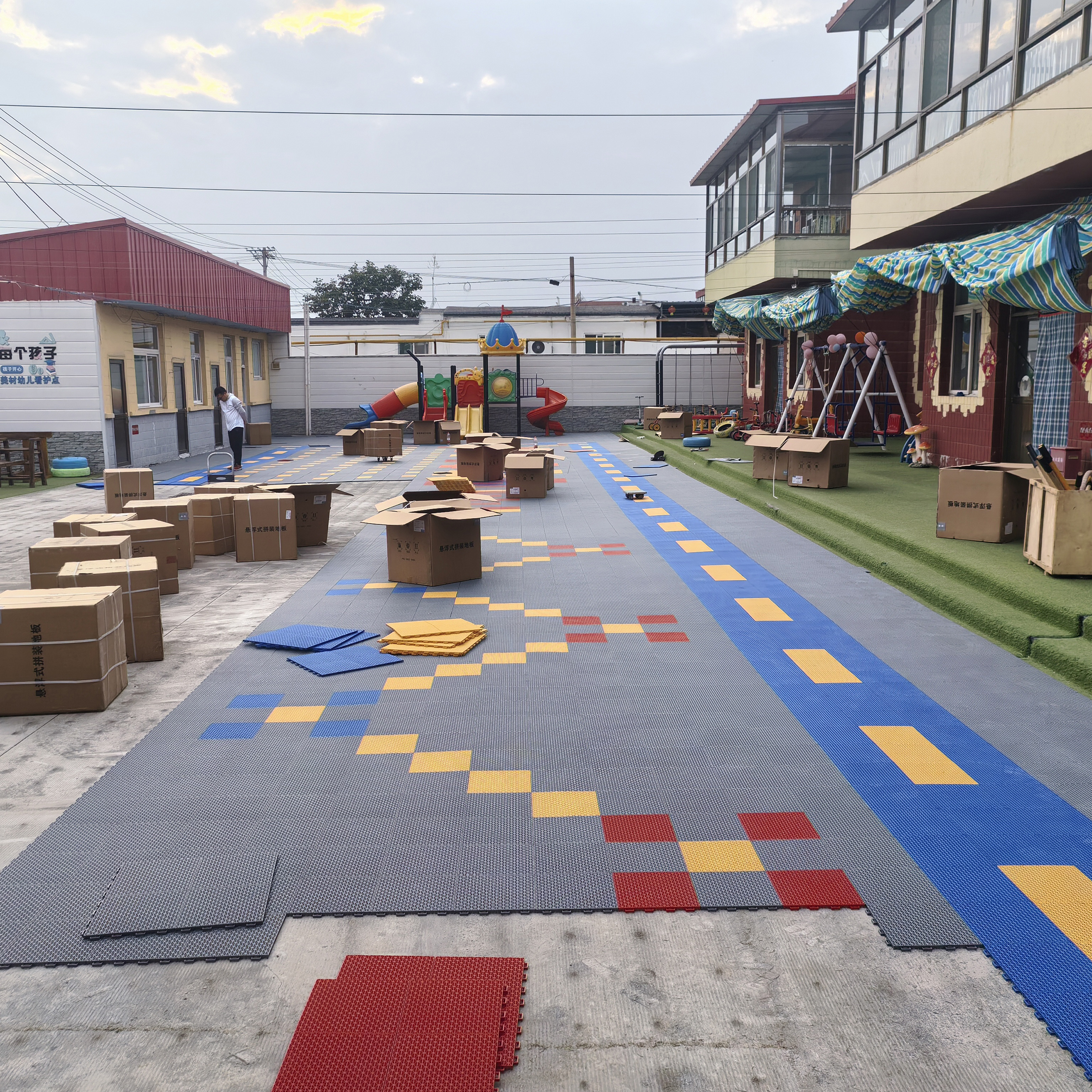 OEM Customized Indoor/Outdoor  - Outdoor Sport Court Flooring のレビューと価格